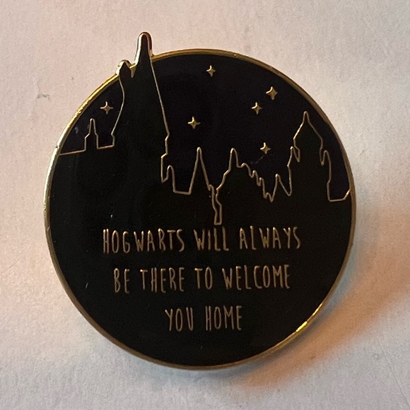 Hogwarts Harry Potter themed Enamel Pin - Picture 1 of 2